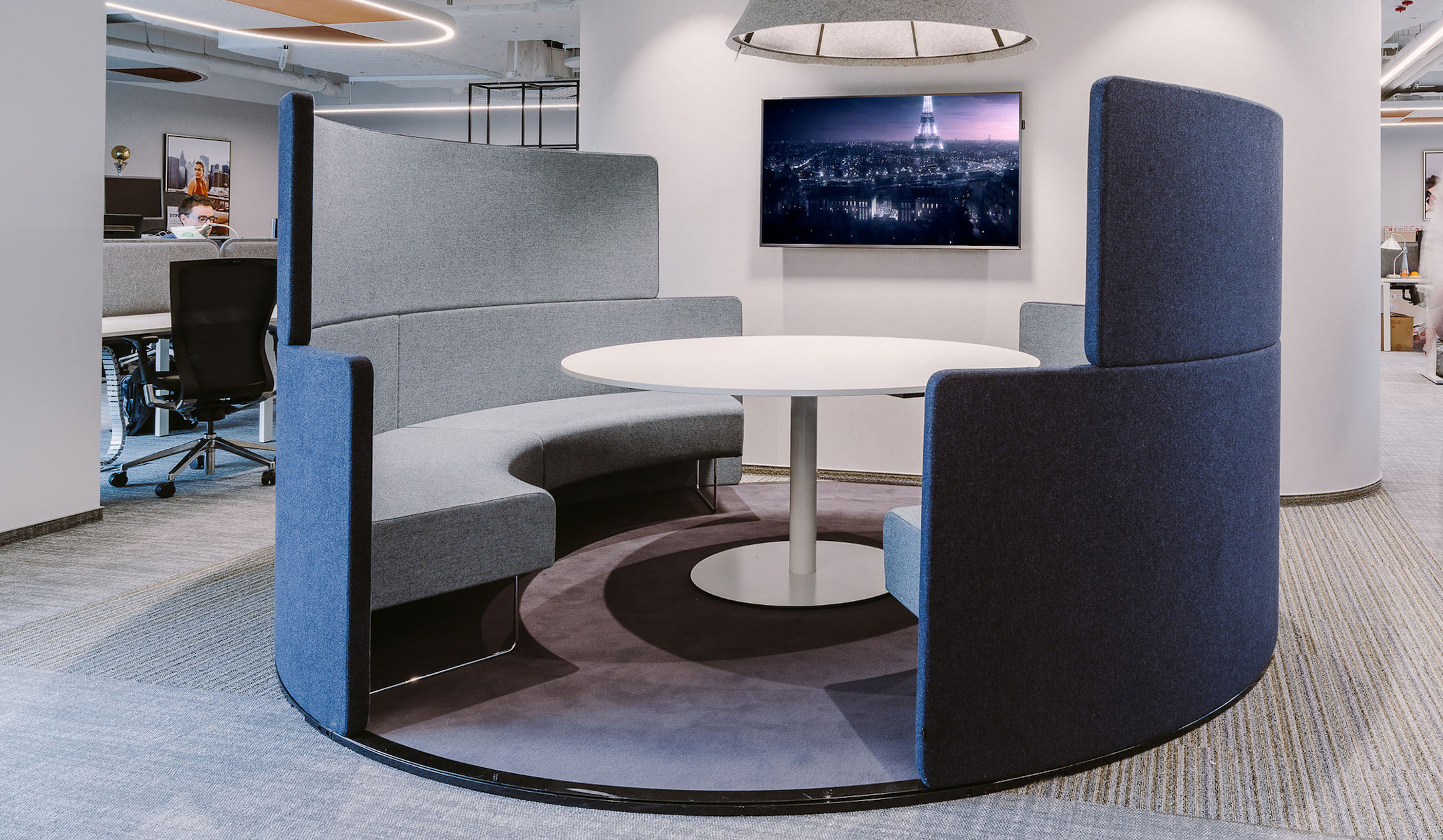 Bene-PARCS-Toguna-Circle-Raum-im-Raum-Element-mit-halbhohen-Wanden-fur-entspannte-Gesprachsraume