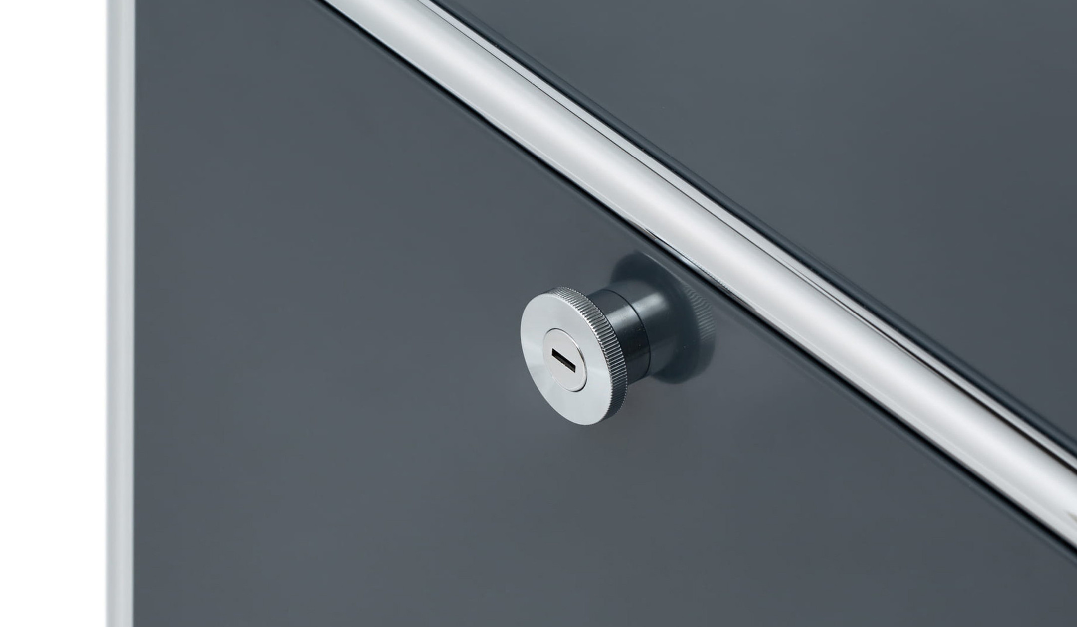 infoWERK-FL150-lowBOARD-mit-Halterung-fur-Displays-bis-zu-98-Zoll-fur-stilvolle-Konferenzraume