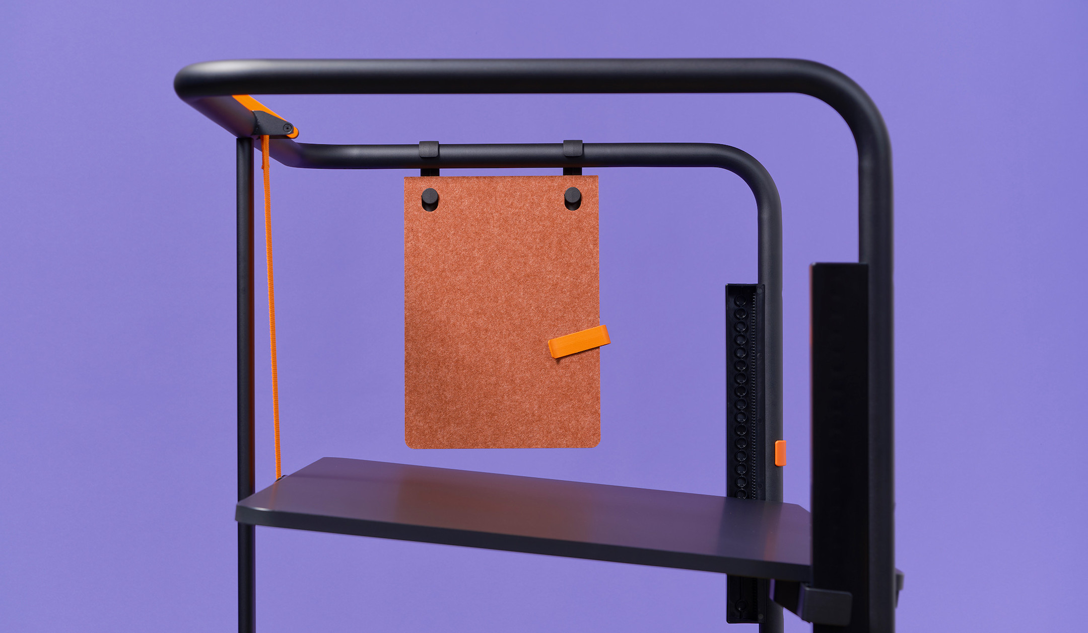 Vitra-Scout-Work-hohenverstellbarer-Einzelschreibtisch-mit-Sichtschutz-Accessoires-fur-Open-Spaces