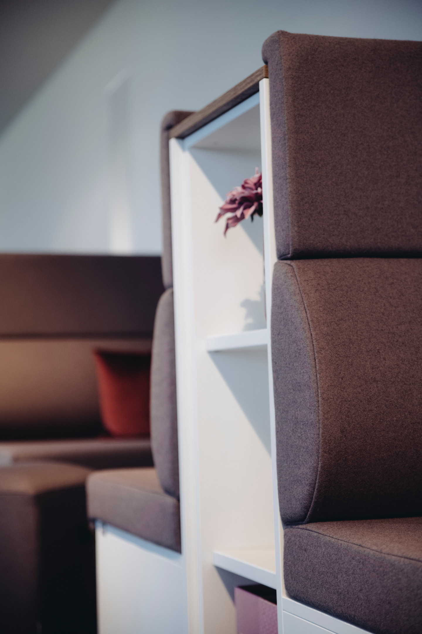 ASSMANN-Syneo-Part-Diner-Loungemobel-mit-Schallschutz-und-hohen-Ruckenelementen-fur-Open-Offices