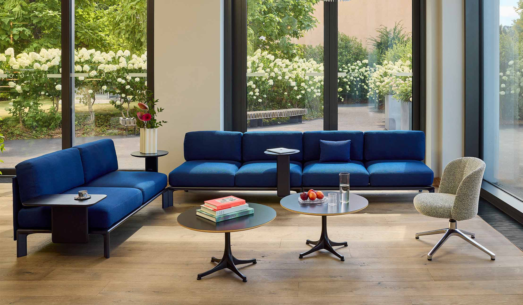 Vitra-Anagram-Club-flexibles-Sofasystem-fur-die-individuelle-Gestaltung-komfortabler-Sitzlandschaften-und-Loungebereiche