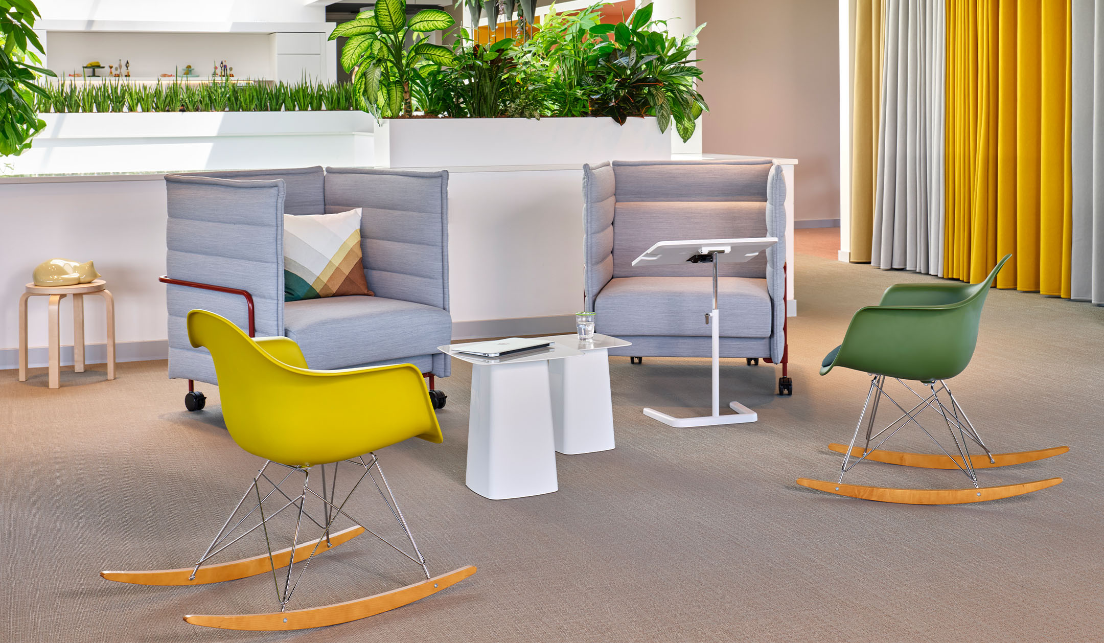 Vitra-NesTable-hohenverstellbarer-Beistelltisch-in-soft-light