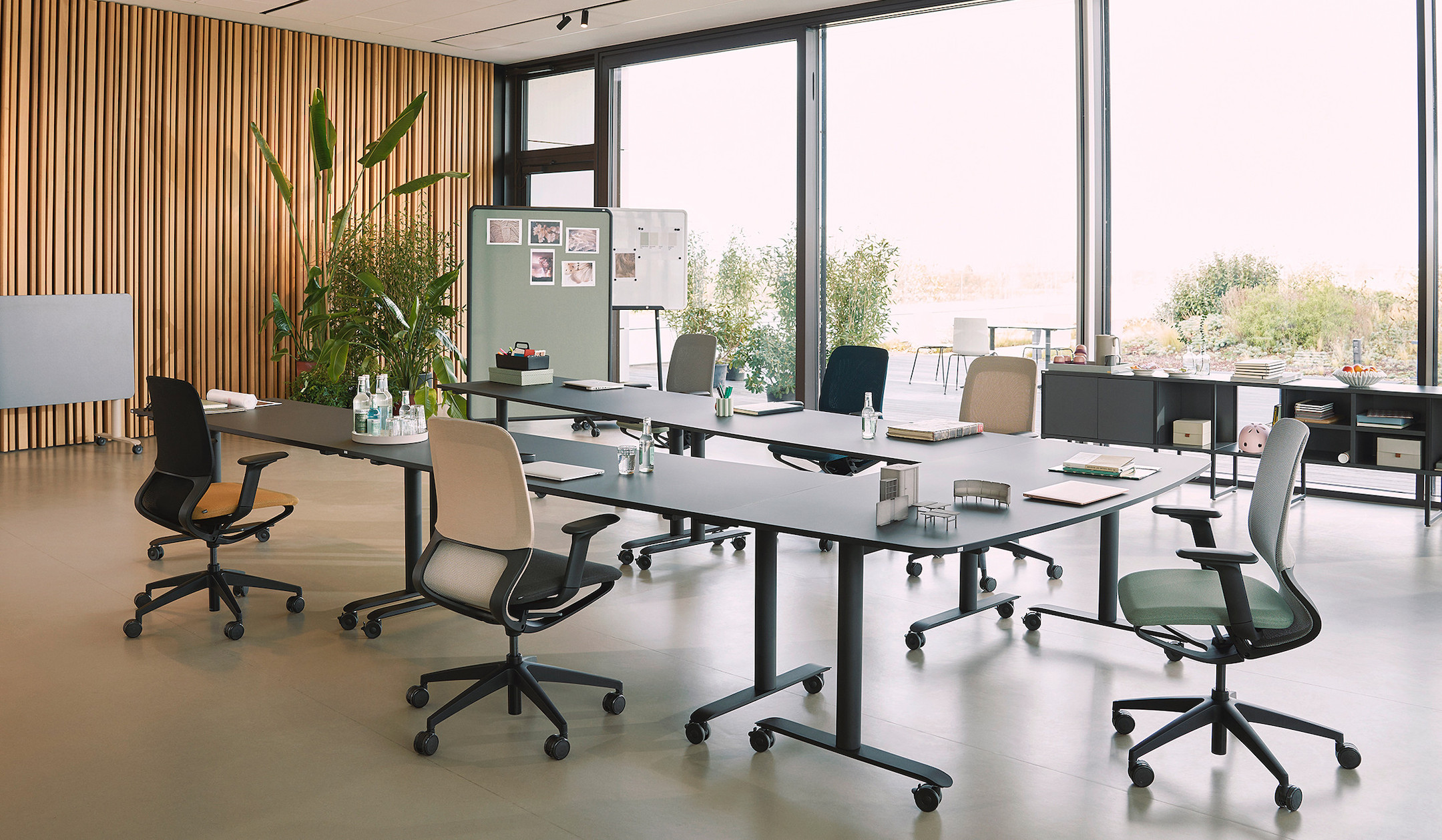 Sedus-se-lab-fabricwall-mobile-pinnbare-Stellwand-auf-Rollen-fur-agile-Buros