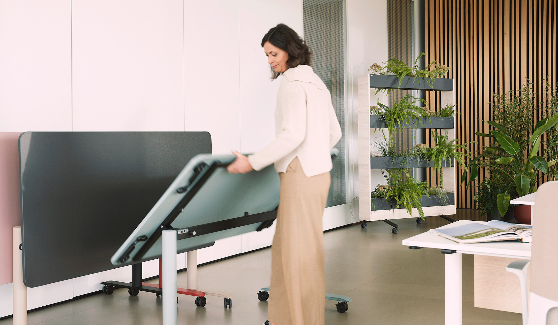 Sedus-se-lab-mobile-planter-Pflanzwand-als-Raumteiler-fur-ein-gesundes-Raumklima