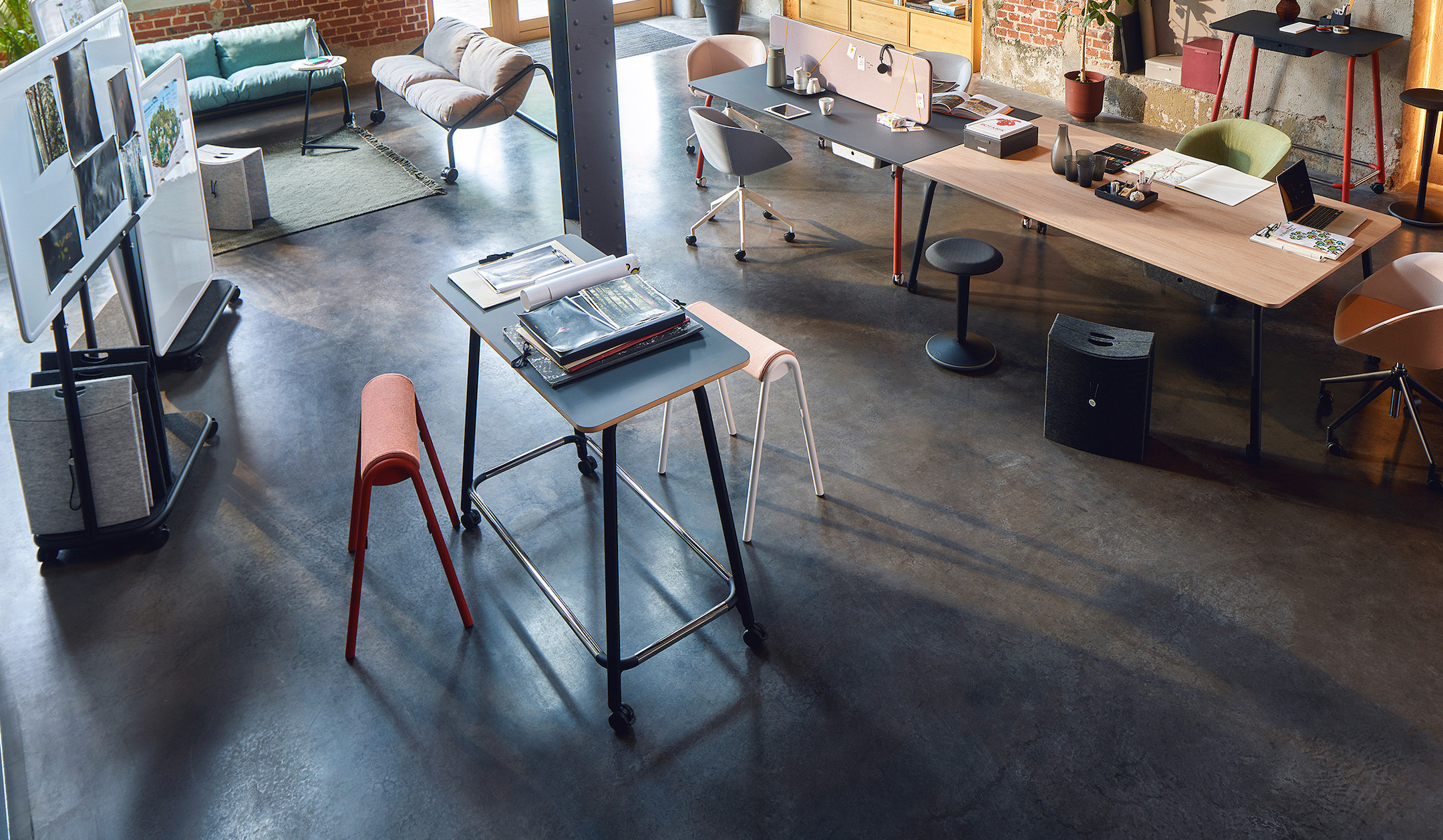 Sedus-se-lab-hopper-Sitzbock-fur-dynamisches-Sitzen-in-agilen-Workshops-und-spontane-Meetings