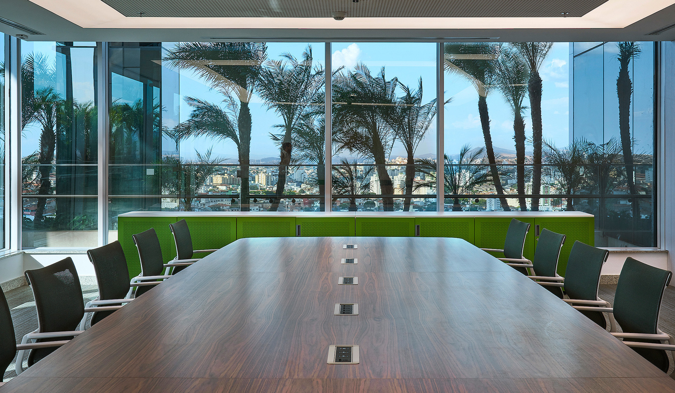 Vitra-MedaMorph-Konferenztisch-in-Bootsform-mit-intelligenter-Elektrifizierung-fur-effiziente-Meetings