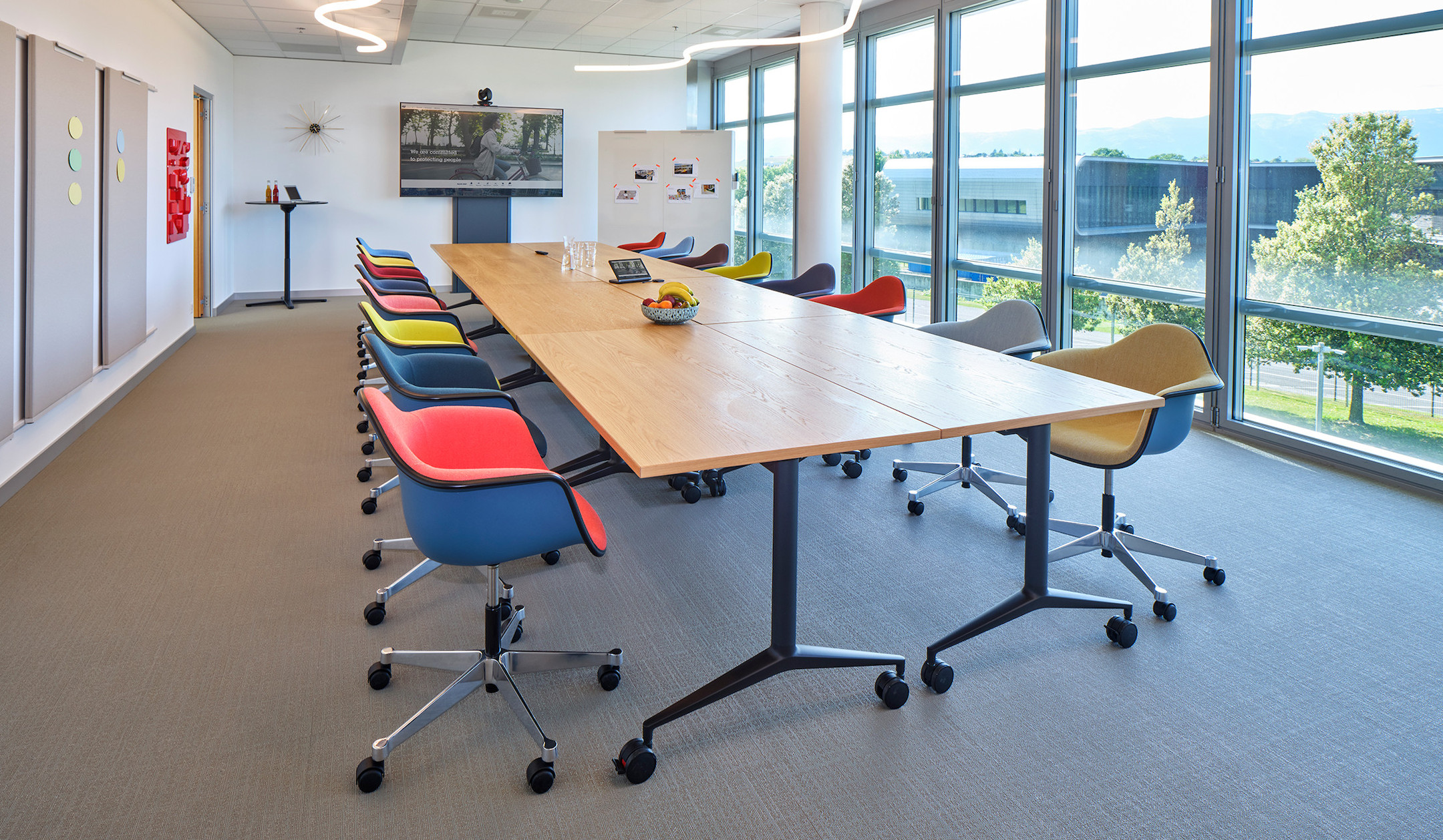 Vitra-MedaMorph-Folding-Table-mit-platzsparender-Klappfunktion