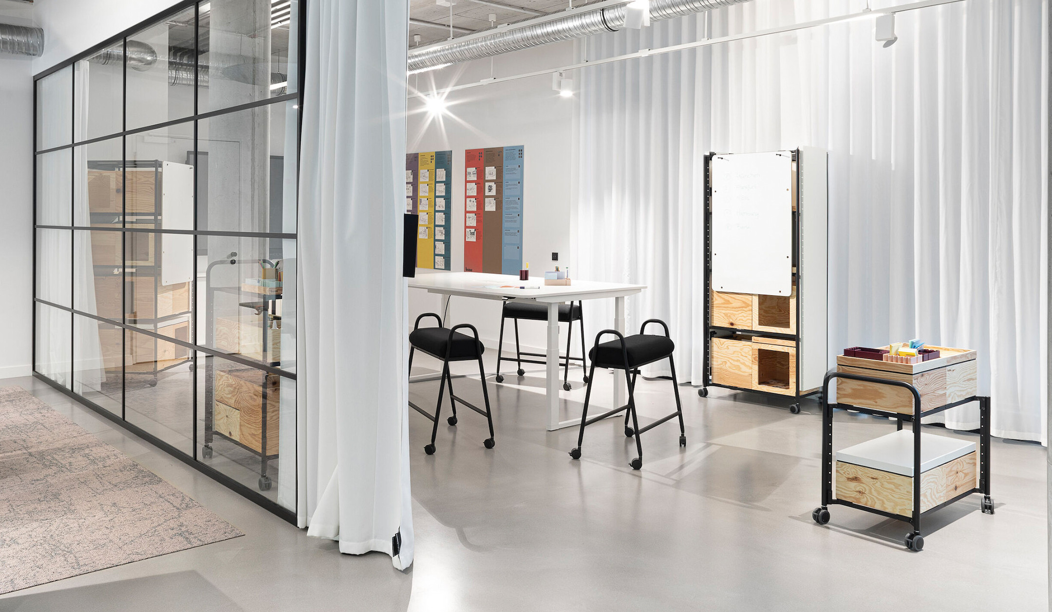 Bene-U-TURN-Sitzgelegenheit-auf-Rollen-oder-Gleitern-optional-mit-schwenkbarem-Aufsatztisch