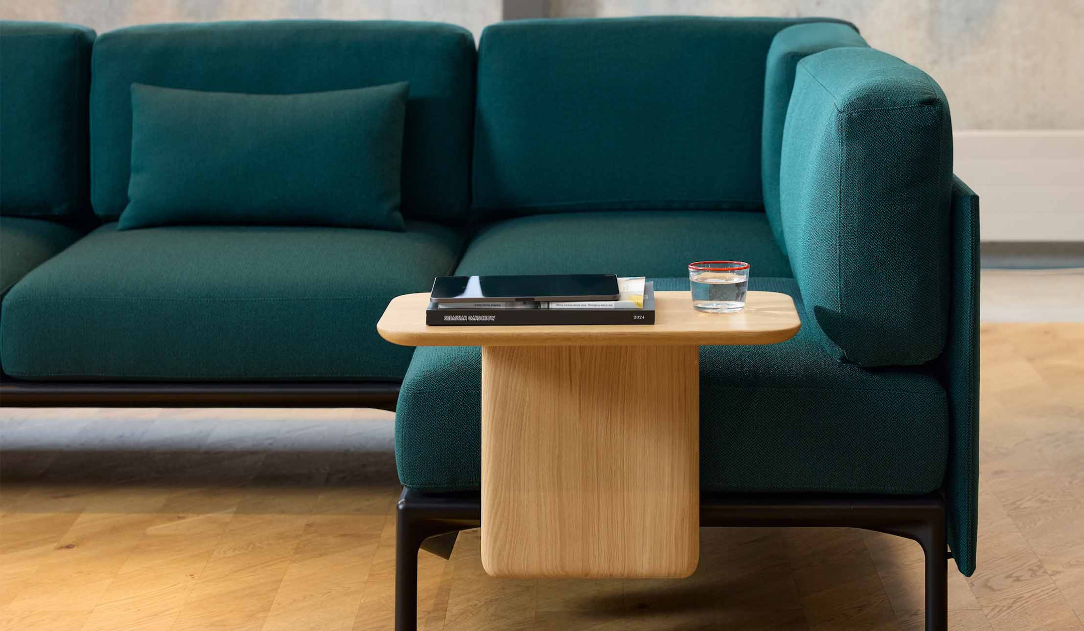 Vitra-Anagram-Club-flexibles-Sofasystem-fur-die-individuelle-Gestaltung-komfortabler-Sitzlandschaften-und-Loungebereiche