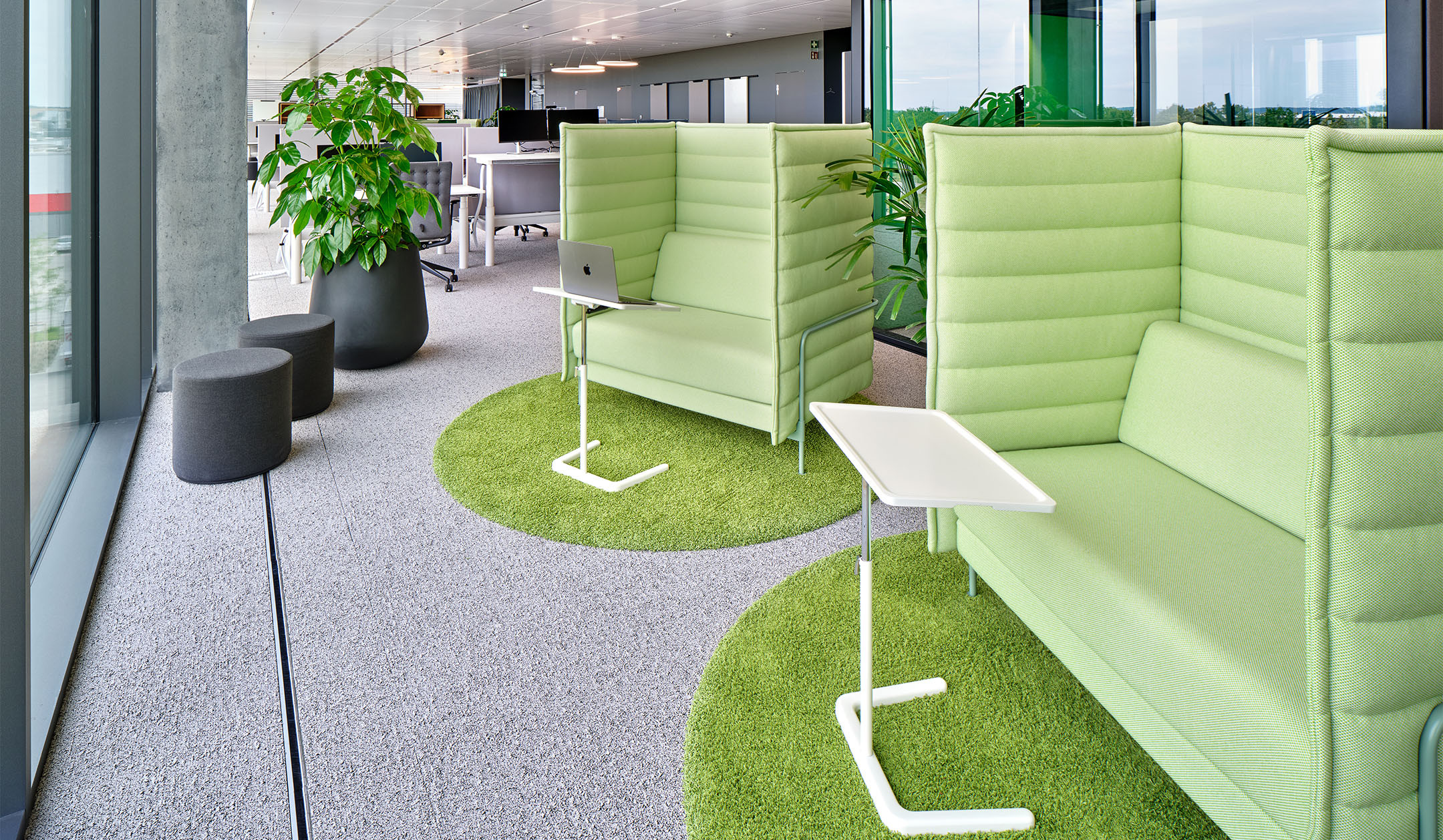 Vitra-NesTable-hohenverstellbarer-Beistelltisch-in-soft-light