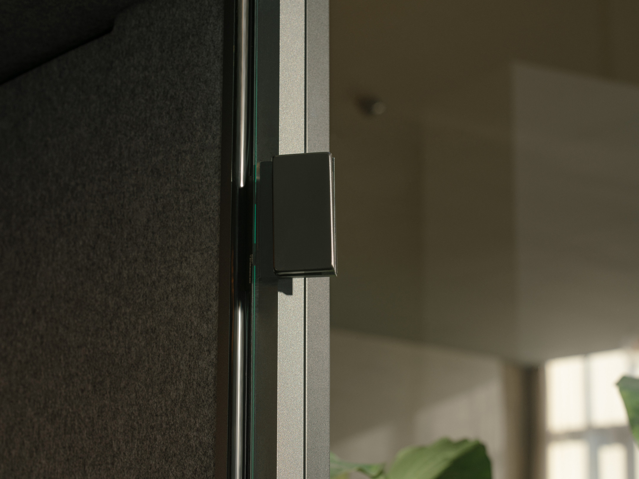 Berlin-Acoustics-FOCUS-Schallisolierende-Telefonbox-mit-integriertem-Tisch-fur-eine-Person