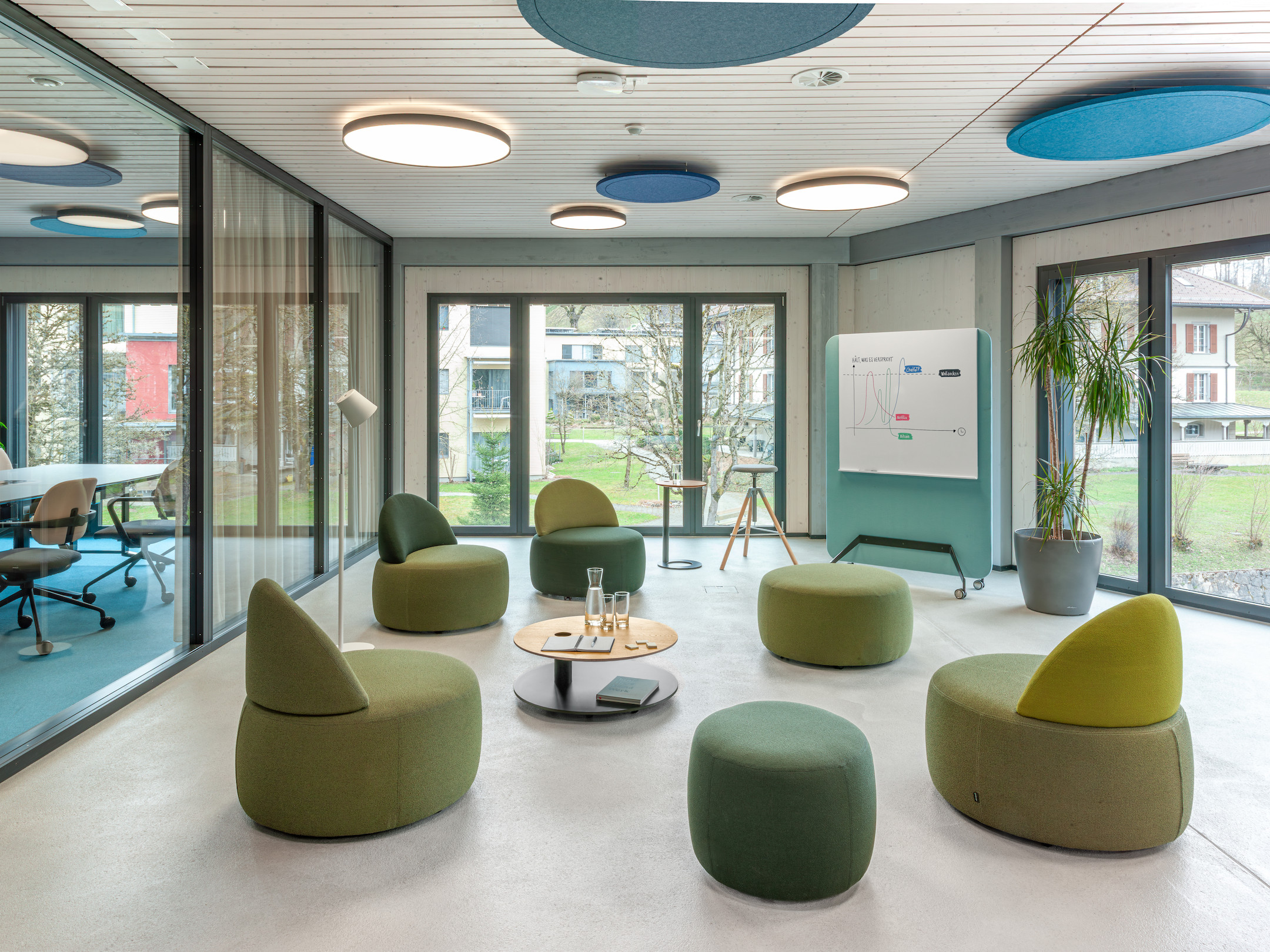 Girsberger-Tala-Low-Beistelltisch-Stilvolle-Ablageflache-auf-zwei-Ebenen-mit-praktischer-Stifthalterung