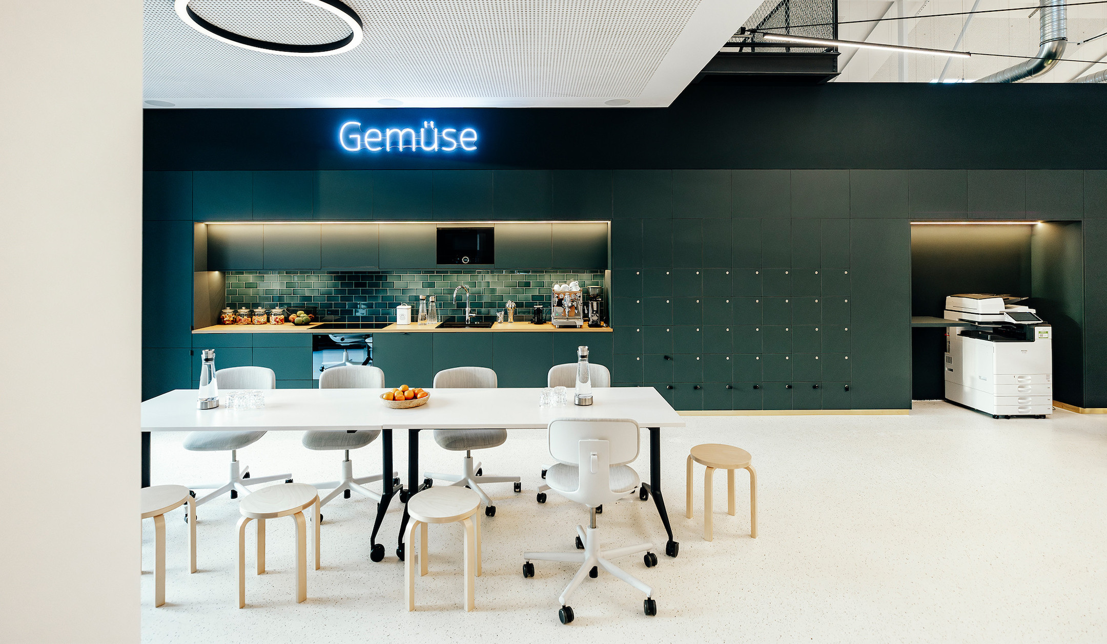 Vitra-MedaMorph-Folding-Table-mit-platzsparender-Klappfunktion