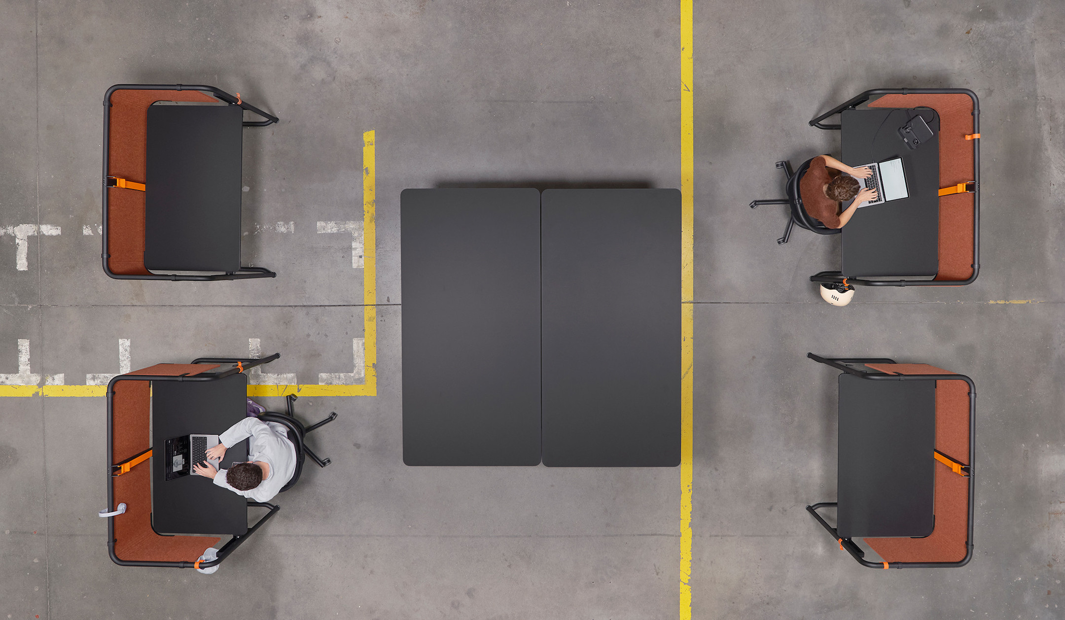 Vitra-Scout-Work-hohenverstellbarer-Einzelschreibtisch-mit-Sichtschutz-Accessoires-fur-Open-Spaces