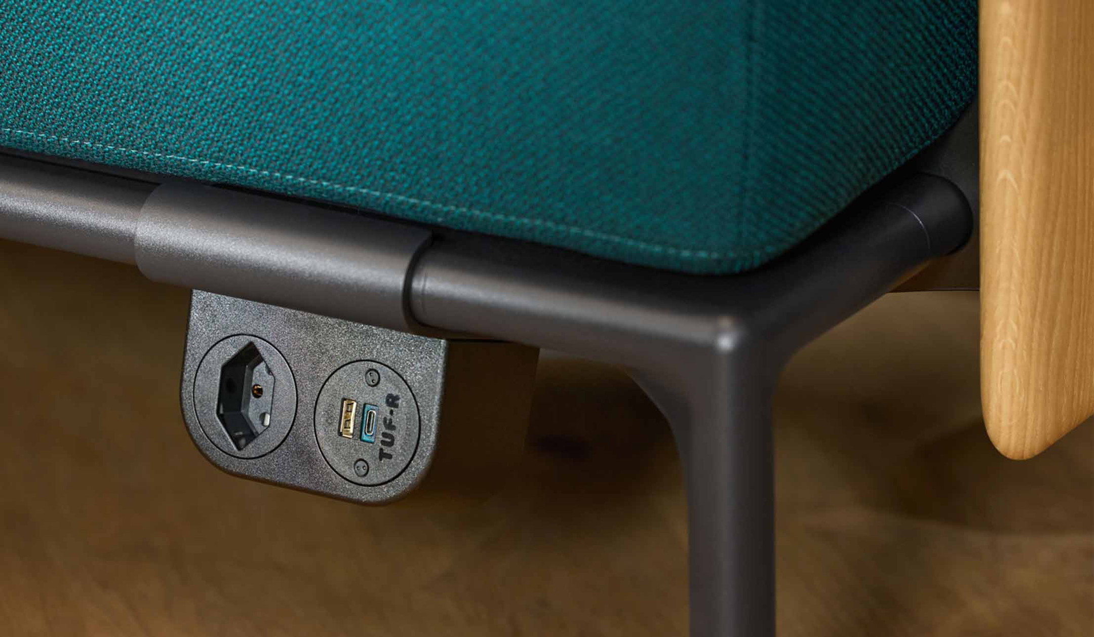Vitra-Anagram-Club-flexibles-Sofasystem-fur-die-individuelle-Gestaltung-komfortabler-Sitzlandschaften-und-Loungebereiche